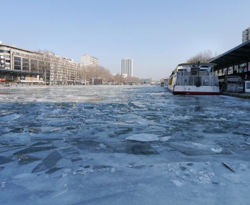 Bassin_de_la_Villette,_France_-_Frozen_Canal_01.jpeg